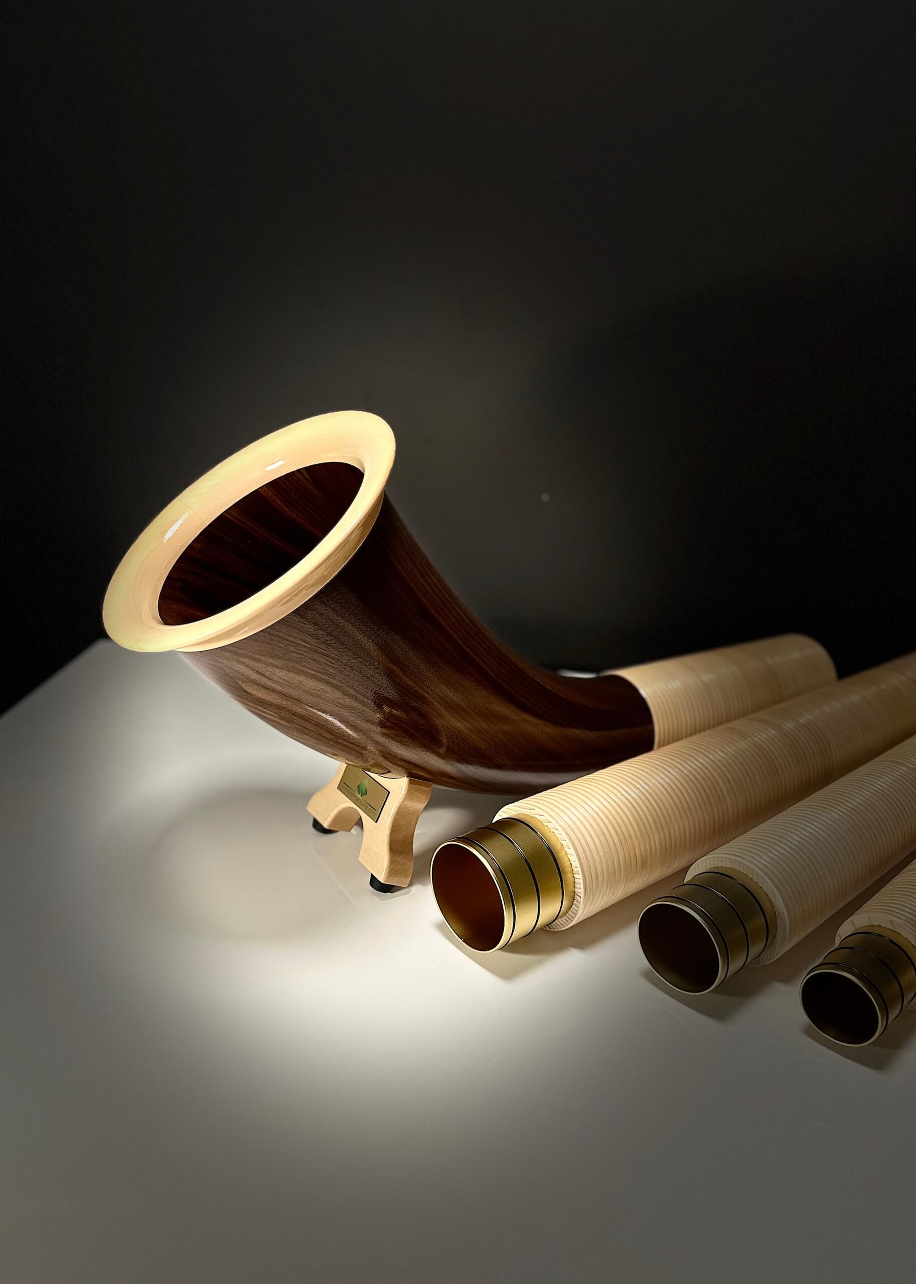 Alphorn „Modell BERGSTEIGER“, mit Becherrohr aus NUSSHOLZ, Stimmung G – 5 tlg. – 714064