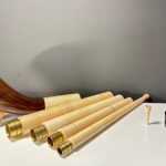 Alphorn mit mehreren Rohren, Holzmundstück und Zubehör in einem Raum auf einem Tisch ausgelegt, zeigt handwerkliche Qualität.