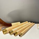 Alphorn mit Holzmundstück und austauschbaren Segmenten für individuellen Klang auf weißer Oberfläche.