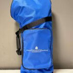 Blaue Tragetasche für Alphörner mit NATURINSTRUMENTE Heimatklang-Logo, ideal für hochwertigen Alpinhorn-Transport.