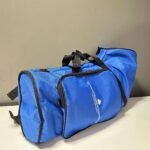 Blaue Tragetasche für Alphörner von NATURINSTRUMENTE Heimatklang auf einem Tisch. Ideal für Alphorn-Transport und Schutz.
