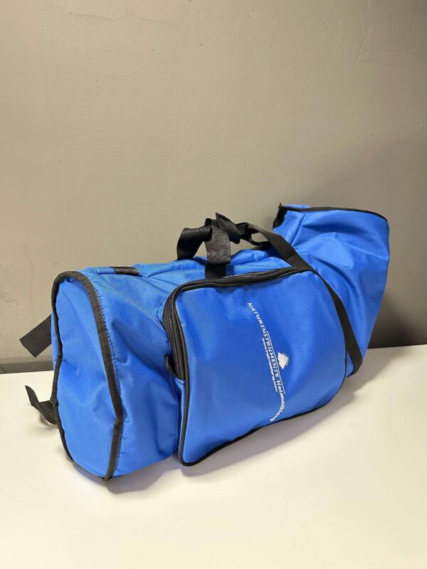 Blaue Tragetasche für Alphörner von NATURINSTRUMENTE Heimatklang auf einem Tisch. Ideal für Alphorn-Transport und Schutz.