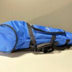 Blauer Transportkoffer für Alphörner auf einem Tisch, ideal für den sicheren Transport hochwertiger Naturinstrumente.