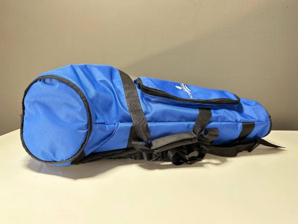 Blauer Transportkoffer für Alphörner auf einem Tisch, ideal für den sicheren Transport hochwertiger Naturinstrumente.