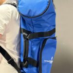 Person trägt einen blauen NATURINSTRUMENTE-Rucksack, ideal für den sicheren Transport von Alphornteilen und Zubehör.