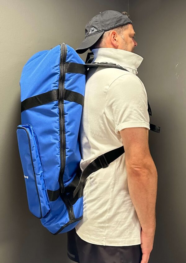 Mann trägt blauen Rucksack für Alphörner, ideal für den sicheren Transport von Naturinstrumenten.