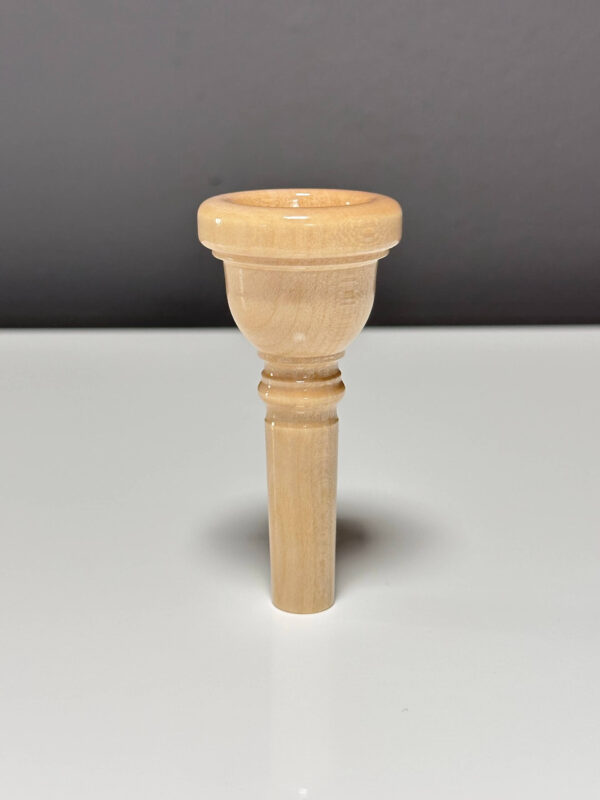Hochwertiges Holzmundstück für Alphorn vor grauem Hintergrund, ideal für Naturinstrumente und beste Klangqualität.