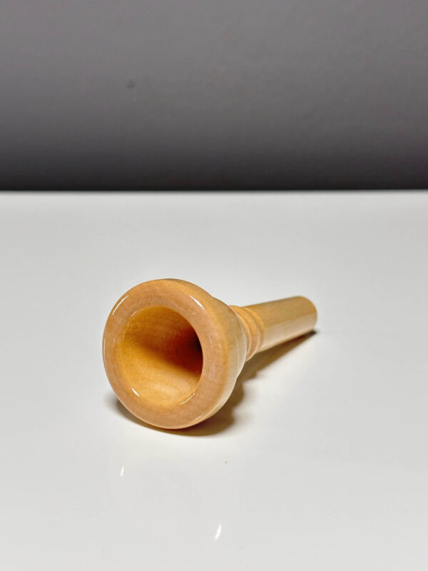 Hochwertiges Holzmundstück für Alphorn auf weißem Hintergrund, präsentiert von NATURINSTRUMENTE Heimatklang.