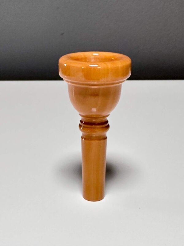 Holzmundstück für Alphörner, handgefertigt aus edlem Holz, glänzend poliert, für optimalen Klang und Spielkomfort.