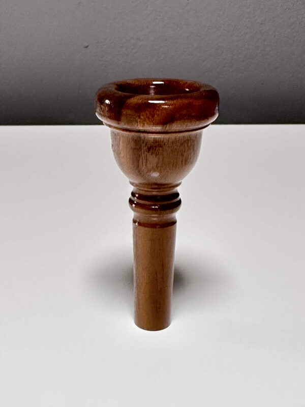 Hochwertiges Holzmundstück für Alphörner, perfekt verarbeitet für den optimalen Klang und Spielkomfort bei NATURINSTRUMENTE.