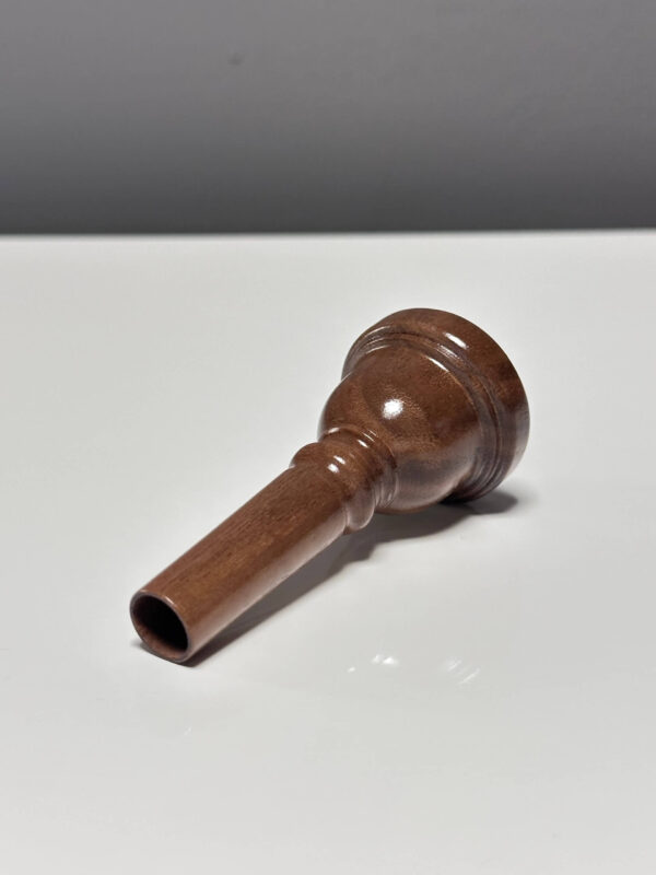 Holzmundstück für Alphörner auf weißem Hintergrund, designed für optimalen Heimatklang und höchste Klangqualität.
