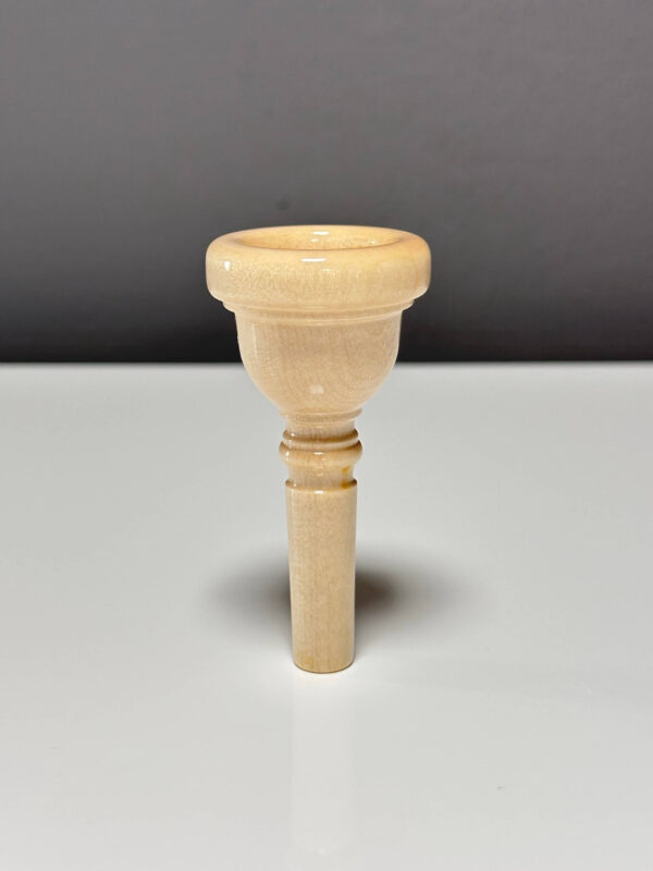 Hochwertiges Holzmundstück für Alphörner auf weißem Hintergrund, perfekt abgestimmt für authentische Naturinstrumente.