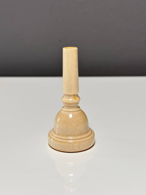 Hochwertiges Holzmundstück für Alphorn, veredelt und glatt, präsentiert vor neutralem Hintergrund auf einer Naturinstrumente-Website.