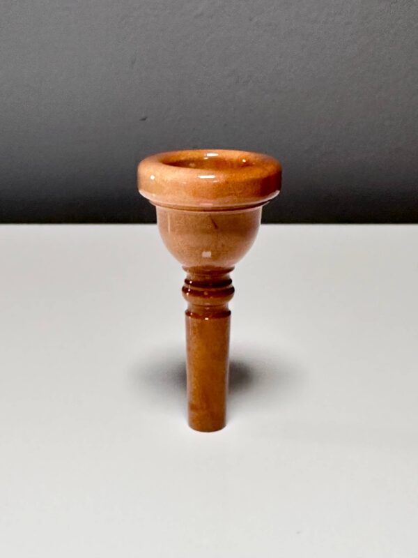 Elegantes Holzmundstück für Alphörner vor grauem Hintergrund, perfekt für Naturinstrumente-Enthusiasten.