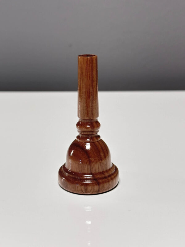 Holzmundstück für Alphorn in edlem Design vor grauem Hintergrund. Ideal für Naturliebhaber und Musiker.