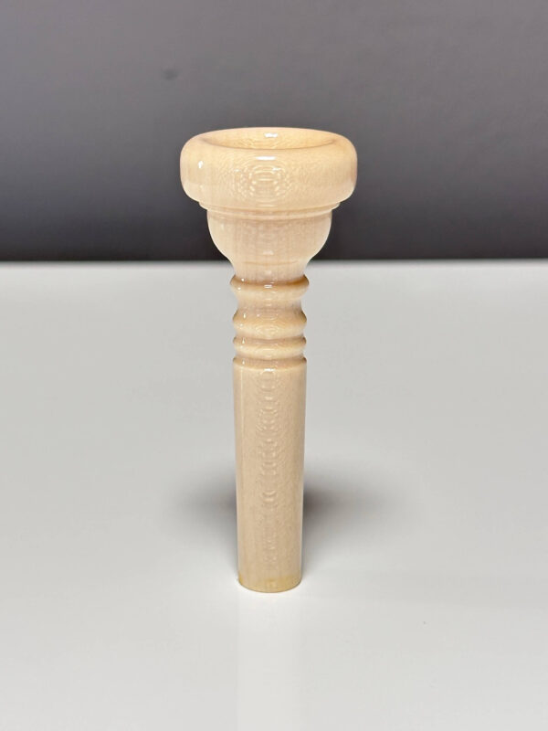 Hochwertiges Holzmundstück für Alphörner, präsentiert auf einer weißen Oberfläche, ideal für klare und kraftvolle Töne.