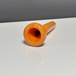 Holzmundstück für Alphorn in hoher Qualität auf weißem Hintergrund, ideal für traditionelles Musikerlebnis bei NATURINSTRUMENTE Heimatklang.