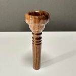 Hochwertiges Holzmundstück für Alphörner, glänzende Oberfläche, klassische Form; ideal für NATURINSTRUMENTE Liebhaber.