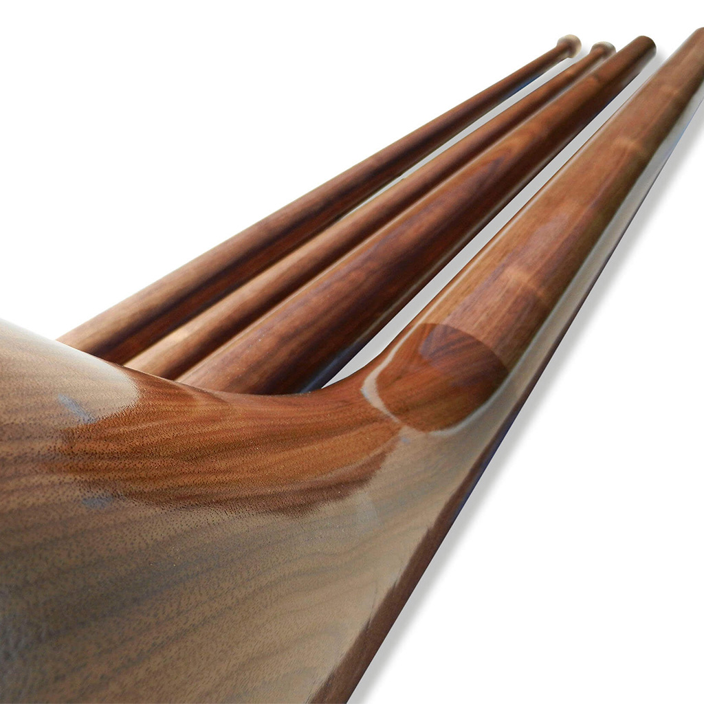 Hochwertige Holz-Alphörner mit feiner Maserung, perfekt für traditionellen Heimatklang, hergestellt von NATURINSTRUMENTE.
