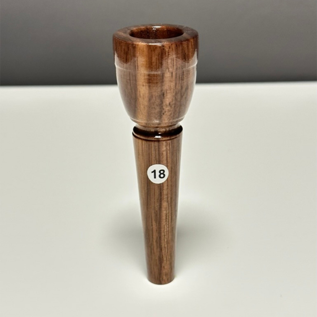 Hochwertiges Holzmundstück für Alphörner mit glänzender Oberfläche und der Nummer 18, ideal für authentischen Heimatklang.