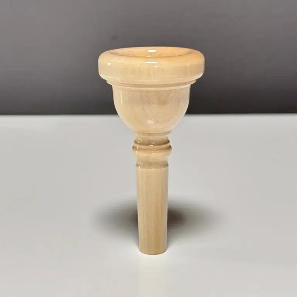 Hochwertiges Holzmundstück für Alphorn auf weißem Hintergrund, passend für NATURINSTRUMENTE Heimatklang.