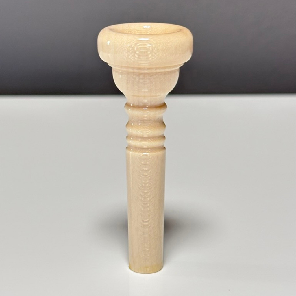 Hochwertiges Holzmundstück für Alphörner, ideal für authentische Klangerlebnisse mit Naturinstrumenten.