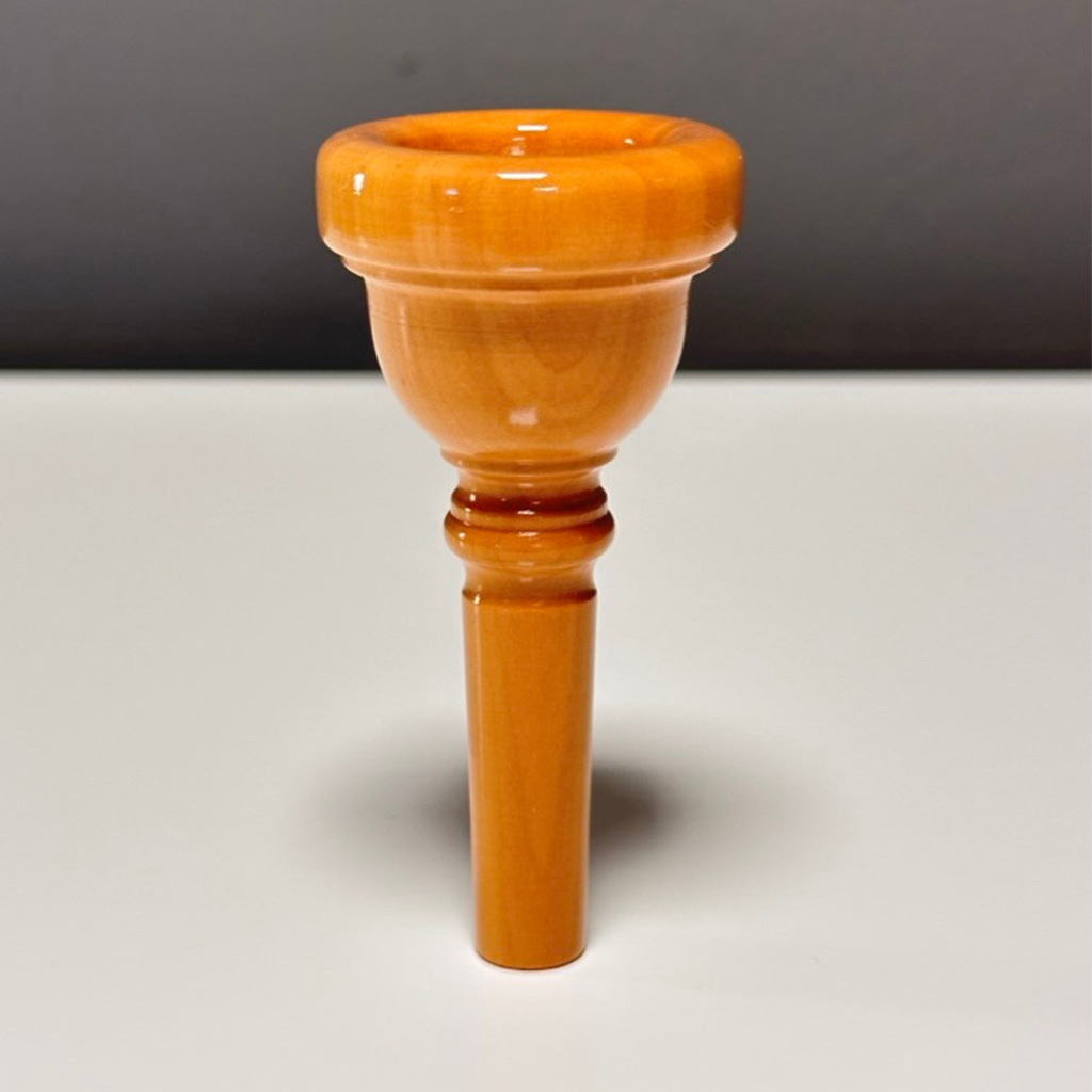 Hochwertiges hölzernes Mundstück für Alphörner, präsentiert vor neutralem Hintergrund, ideal für Naturinstrumente-Enthusiasten.