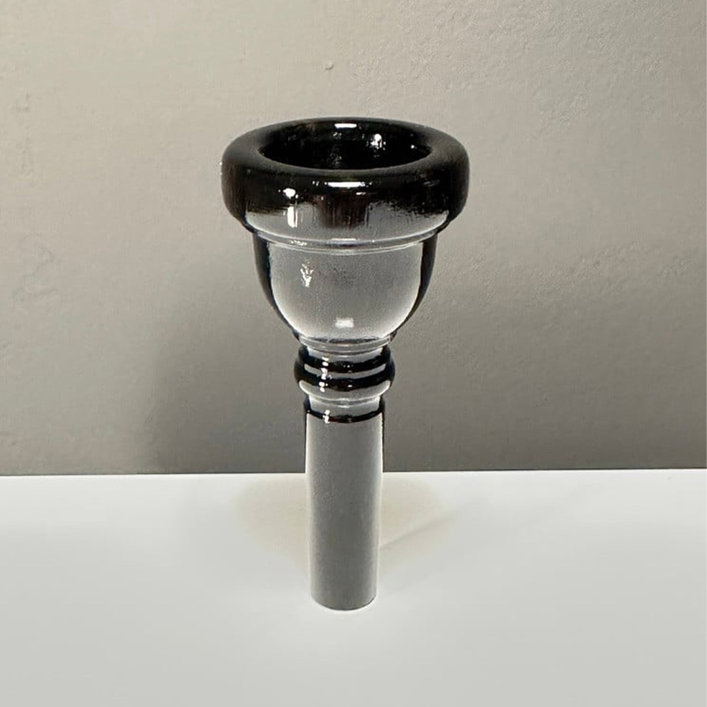 Hochwertiges Mundstück für Alphorn aus Holz auf grauem Hintergrund, ideal für NATURINSTRUMENTE Heimatklang.