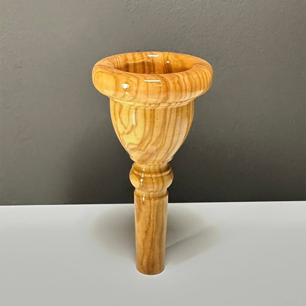 Hochwertiges Holzmundstück für Alphörner, dargestellt auf neutralem Hintergrund, bietet natürliche Klangqualität.