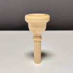 Hochwertiges Holzmundstück für Alphorn, perfekt für authentischen Klang, präsentiert im Kontext von NATURINSTRUMENTE Heimatklang.