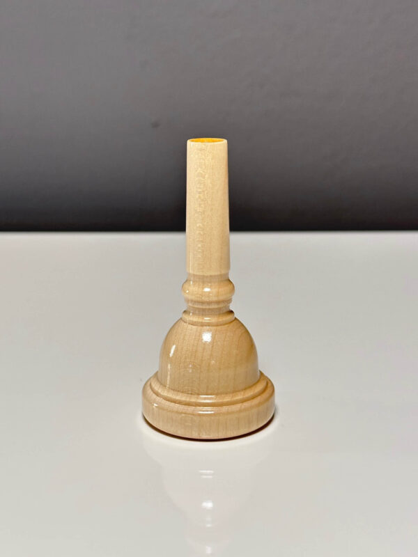 Holzmundstück für Alphorn auf weißer Oberfläche, detailreich verarbeitet, präsentiert von NATURINSTRUMENTE Heimatklang.
