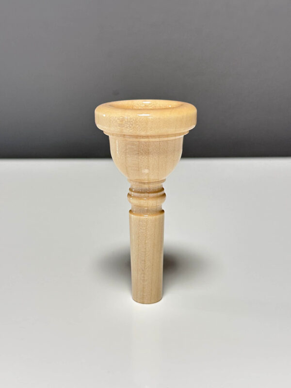 Hochwertiges Holzmundstück für Alphorn auf grauem Hintergrund, perfekt für authentische Klangerlebnisse mit Naturinstrumenten.