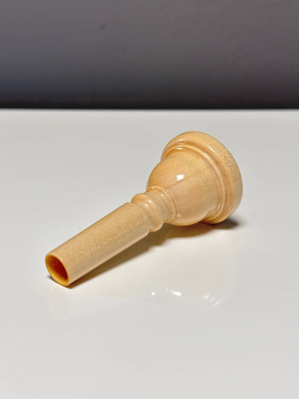 Holzmundstück für Alphorn auf weißem Hintergrund, ideal für Naturinstrumente und klaren Alpenklang.