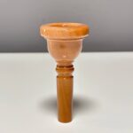 Hochwertiges hölzernes Mundstück für Alphörner, ideal für klangvolle Naturinstrumente von Heimatklang.