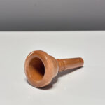 Hochwertiges Holzmundstück für Alphorn, handgefertigt, glänzend poliert, zeigt feine Handwerkskunst von Heimatklang.