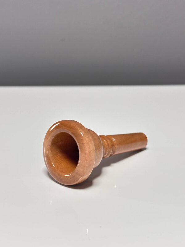 Hochwertiges Holzmundstück für Alphorn, handgefertigt, glänzend poliert, zeigt feine Handwerkskunst von Heimatklang.