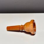 Hochwertiges Holzmundstück für Alphörner auf weißem Hintergrund, ideal für authentische Klänge im Naturinstrument-Segment.