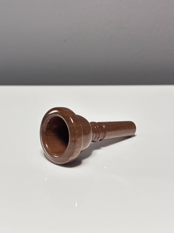 Edles Holzmundstück für Alphorn auf weißem Hintergrund präsentiert, betont Handwerkskunst und Qualität der NATURINSTRUMENTE.