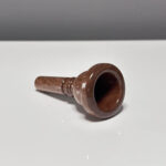 Hochwertiges Holzmundstück für Alphorn auf weißem Hintergrund, ideal für Naturinstrumente-Enthusiasten und professionelle Musiker.