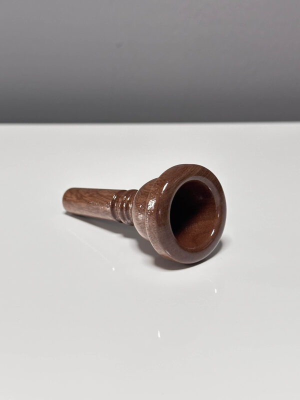 Hochwertiges Holzmundstück für Alphorn auf weißem Hintergrund, ideal für Naturinstrumente-Enthusiasten und professionelle Musiker.