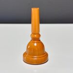 Holzmundstück für Alphorn auf hellem Hintergrund, handgefertigt für optimalen Klang bei NATURINSTRUMENTE Heimatklang.
