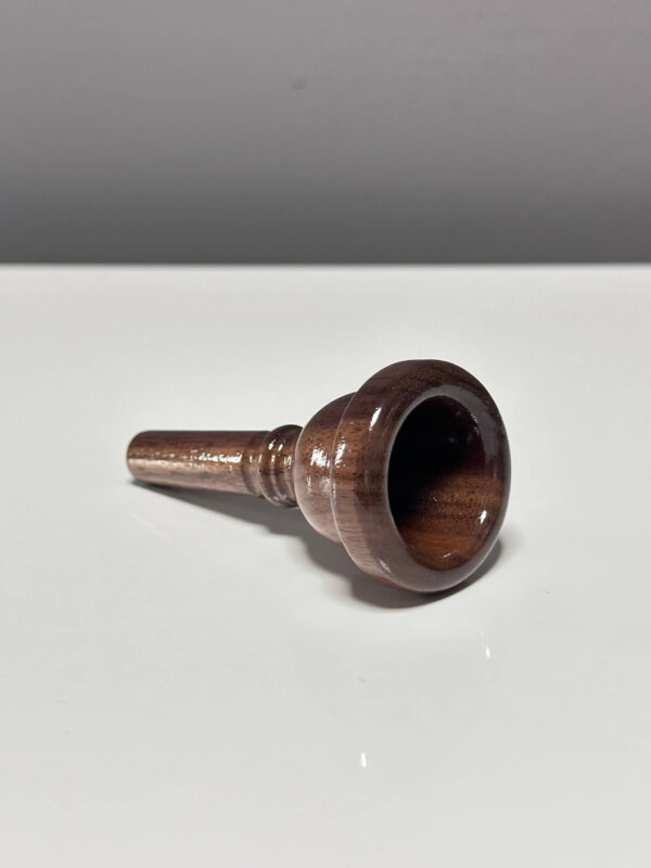 Hochwertiges Holzmundstück für Alphörner, elegant und präzise verarbeitet, Naturinstrumente von Heimatklang.