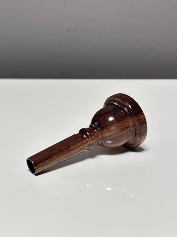 Hochwertiges Holzmundstück für Alphorn, zeigt edle Verarbeitung und feine Maserung, ideal für authentische Klangerlebnisse.