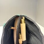 Alphorn-Teile in einer Tasche verstaut, zeigen hochwertige Verarbeitung aus Holz und Metall, ideal für Naturinstrument-Enthusiasten.
