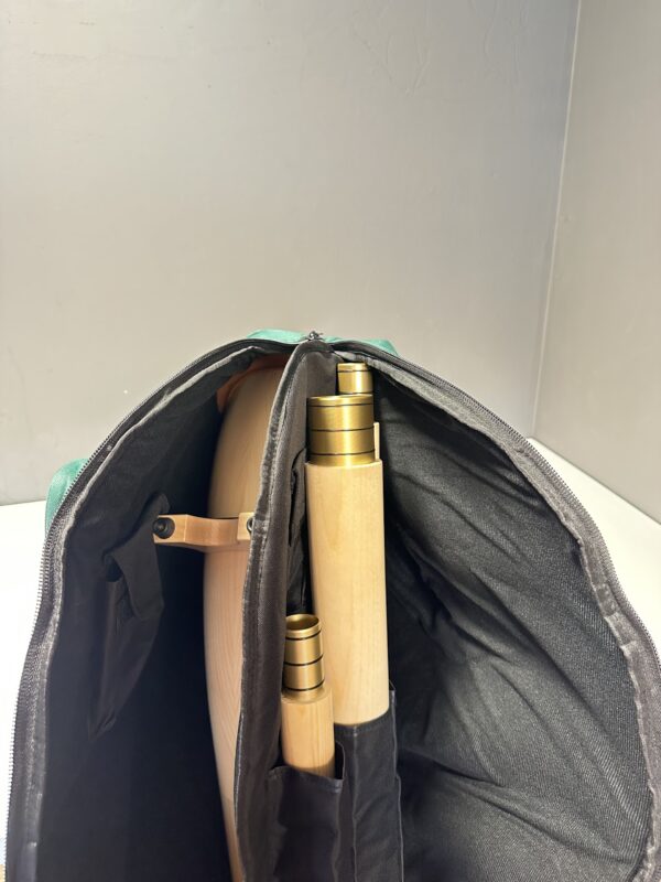 Alphorn-Teile in einer Tasche verstaut, zeigen hochwertige Verarbeitung aus Holz und Metall, ideal für Naturinstrument-Enthusiasten.