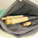 Alphornteile in einer Tasche mit präzisen Holzmundstücken, ideal für musikalischen Genuss in der Natur.