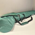 Grüne Tragetasche für Alphorn, robust und gepolstert, ideal für sicheren Transport von hochwertigen Naturinstrumenten.
