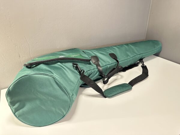 Grüne Tragetasche für Alphorn, robust und gepolstert, ideal für sicheren Transport von hochwertigen Naturinstrumenten.