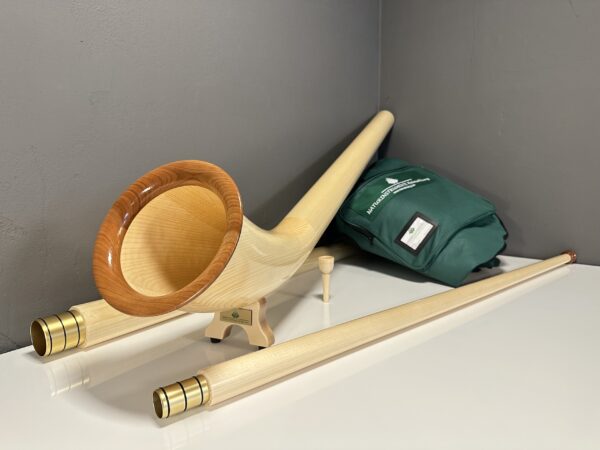 Alphorn und Holzmundstück von NATURINSTRUMENTE, präsentiert mit grünem Tragebeutel, ideal für Heimatklang-Enthusiasten.