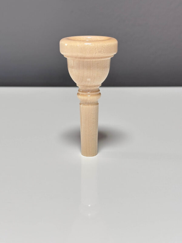 Ein elegantes Holzmundstück für Alphörner, präsentiert auf neutralem Hintergrund, ideal für NATURINSTRUMENTE Heimatklang.